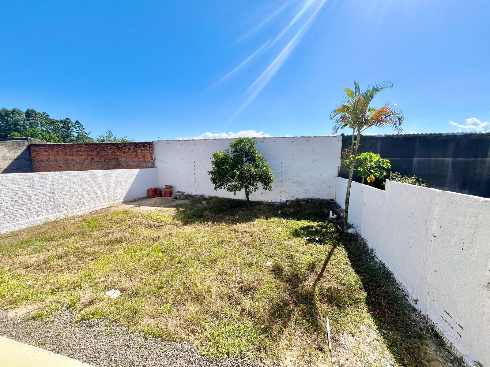 Foto do imóvel Casa 100% Reformada com Amplo Quintal no Monte Castelo