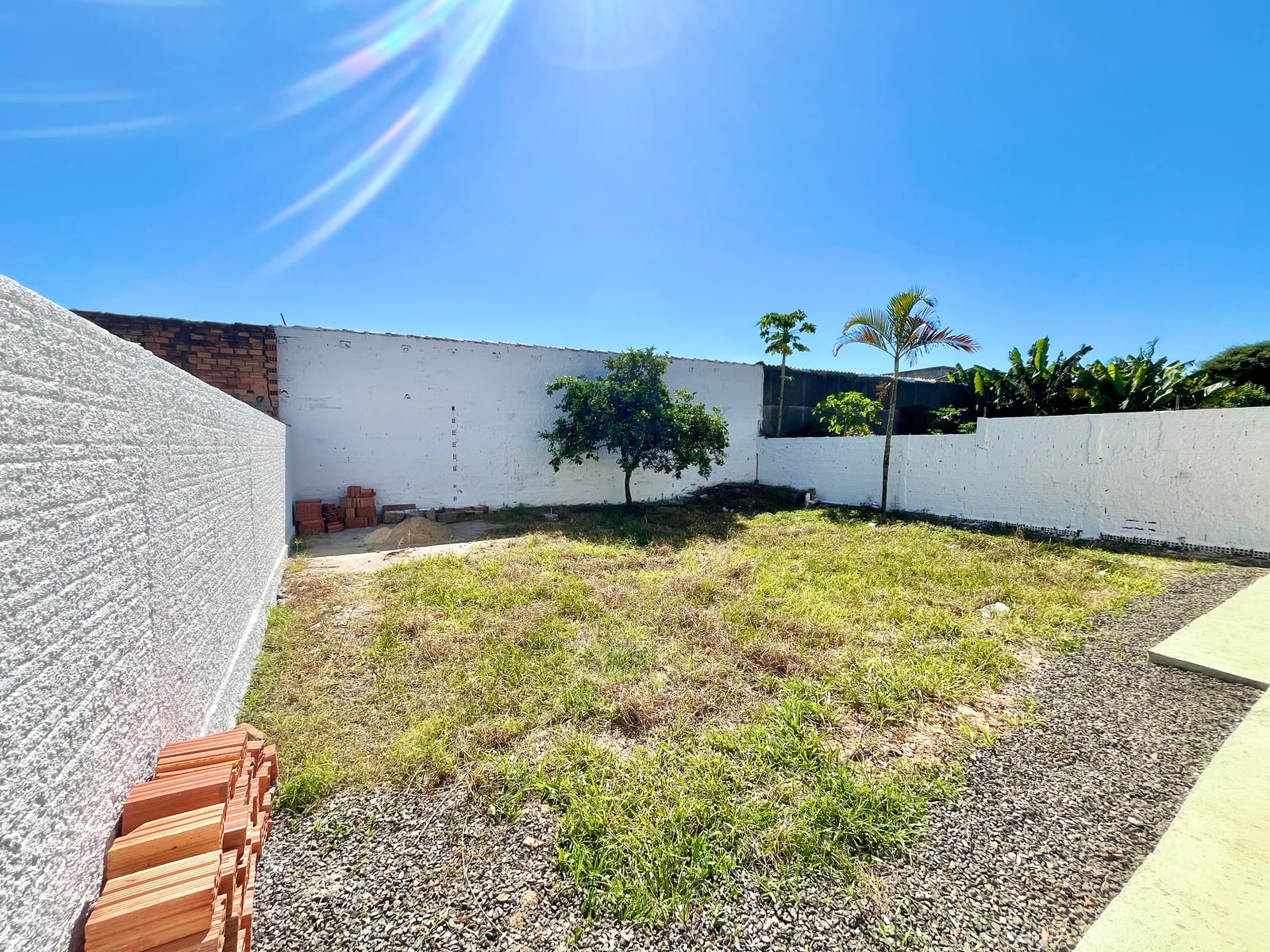 Foto do imóvel Casa 100% Reformada com Amplo Quintal no Monte Castelo