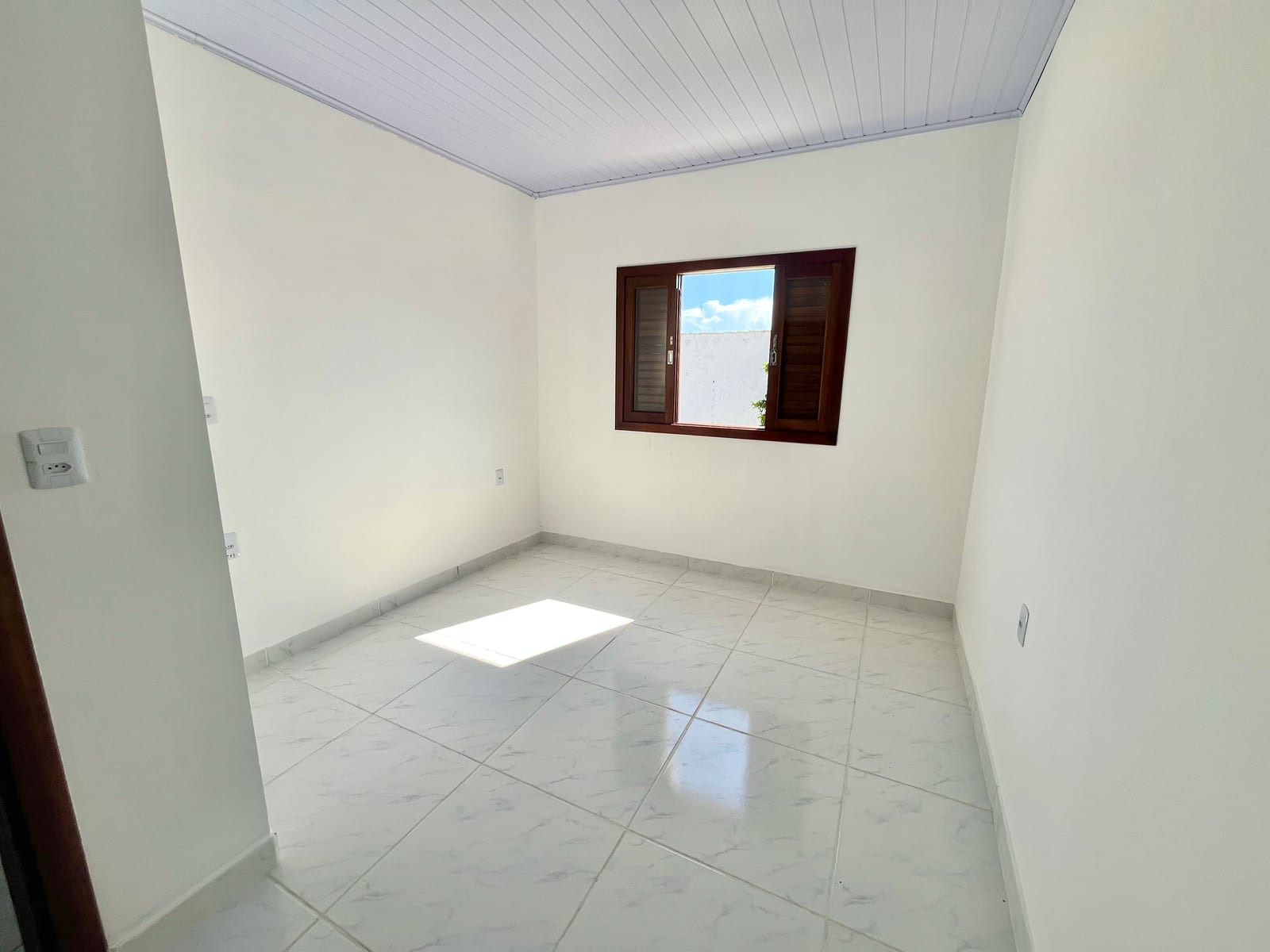 Foto do imóvel Casa 100% Reformada com Amplo Quintal no Monte Castelo